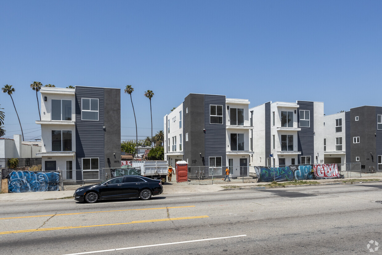 2727 S La Brea Ave Los Angeles CA 90016 Apartments In Los Angeles