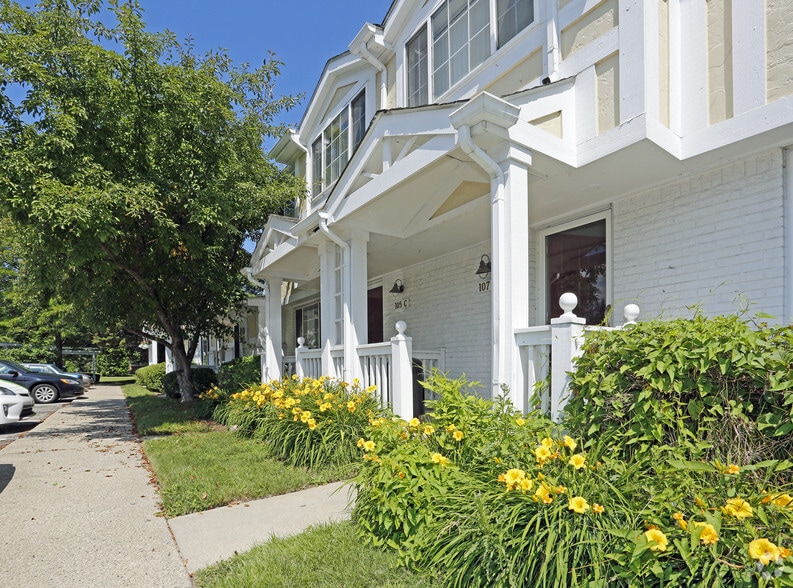 Beachwood Apartments and Townhomes Rentals Harrison Township, MI