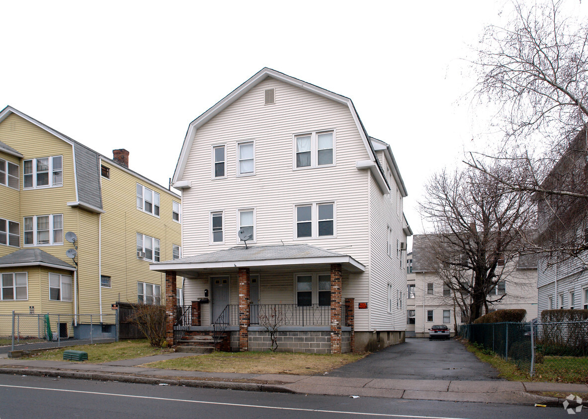 1940 1942 Broad St Hartford CT 06114 Apartments In Hartford CT