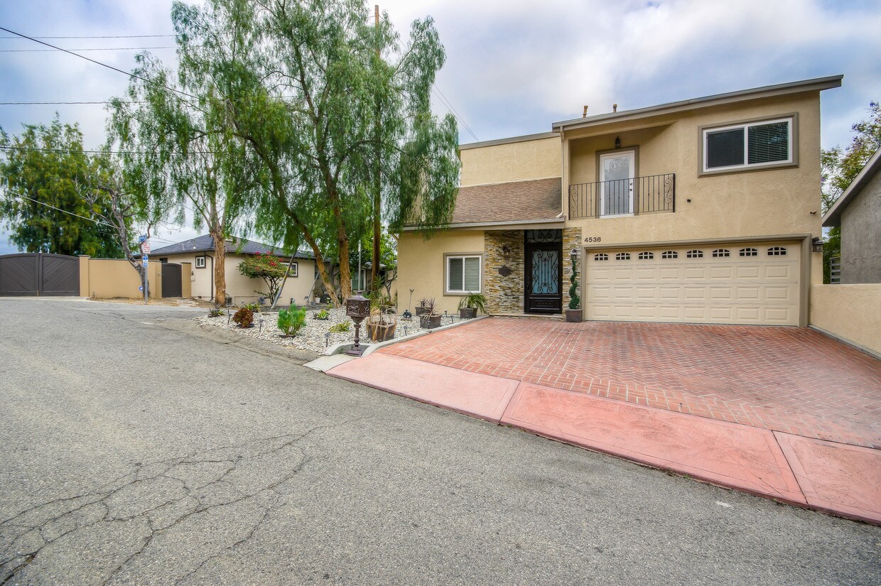 21 Apartments Available for Rent in Woodland Hills, CA