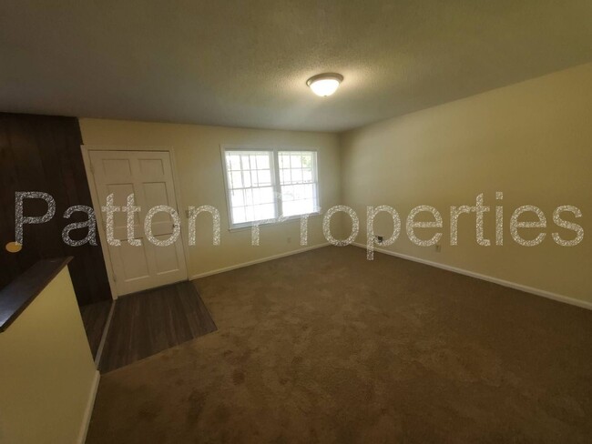 Building Photo - 2025 Apple Valley Rd