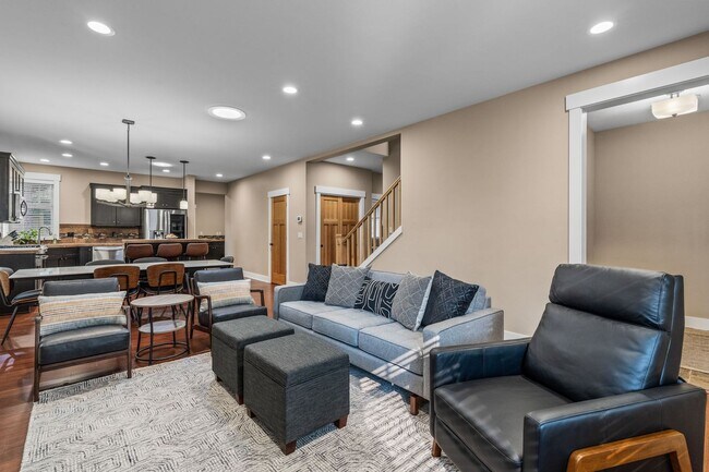 Building Photo - Grand Northwest Crossing Home, Walk to Com...