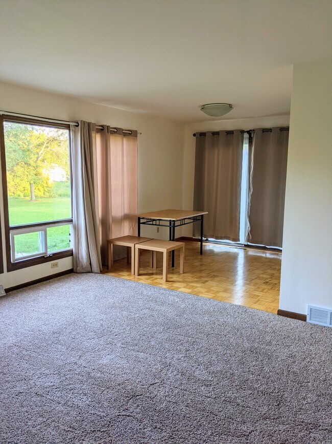 Sala de estar y comedor - 2023 Frisch Rd
