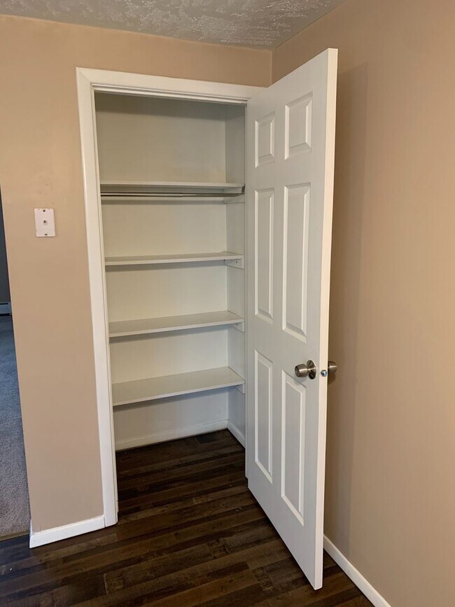 Foto del edificio - Large 2 Bedroom 1 Bath Apartment