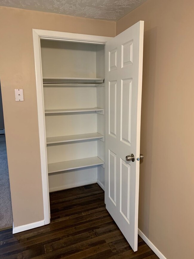Foto del edificio - Large 2 Bedroom 1 Bath Apartment
