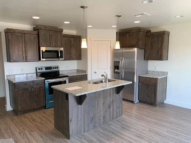 Building Photo - Stunning 3 bedroom, 2.5 bathroom
