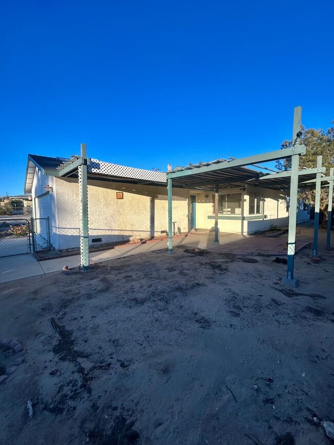 Building Photo - Charming 3 Bedroom 2 Bathroom Home with Pa...