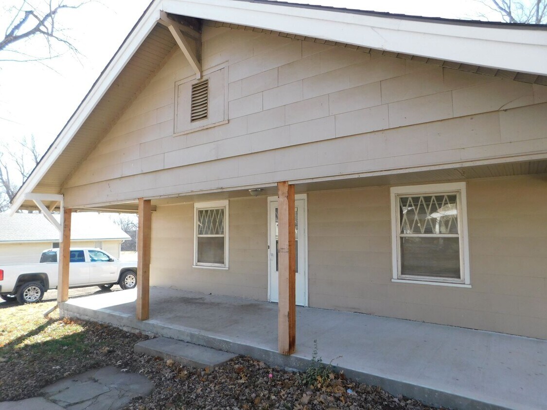 Primary Photo - Great 3 bedroom/1 bath home in El Dorado!