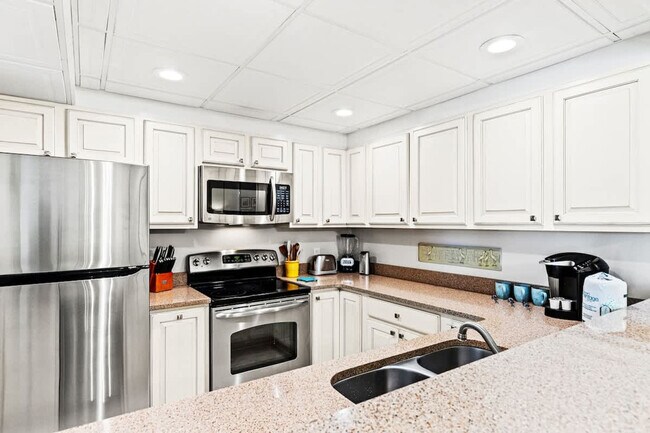 Building Photo - 8815 Thomas Dr