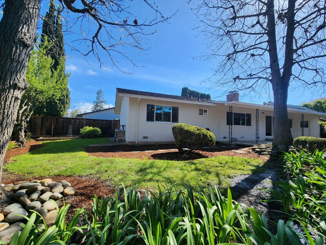 Primary Photo - Updated 3 bedroom Redwood City home, on cu...