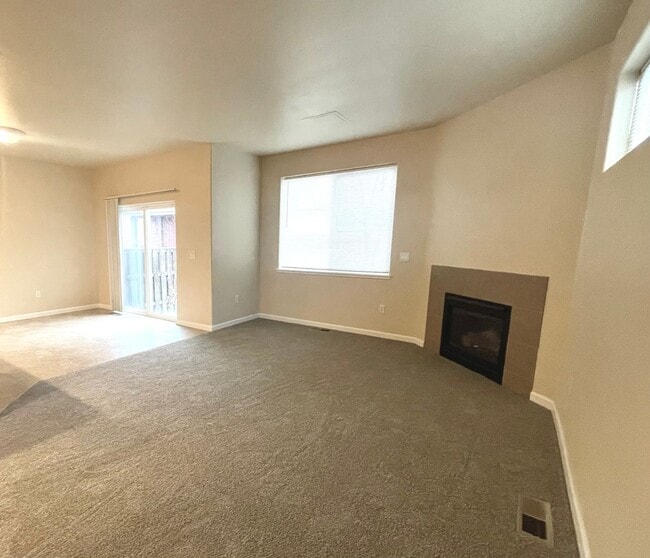 Building Photo - BEAUTIFUL TOWNHOME LOCATED IN REDMOND!