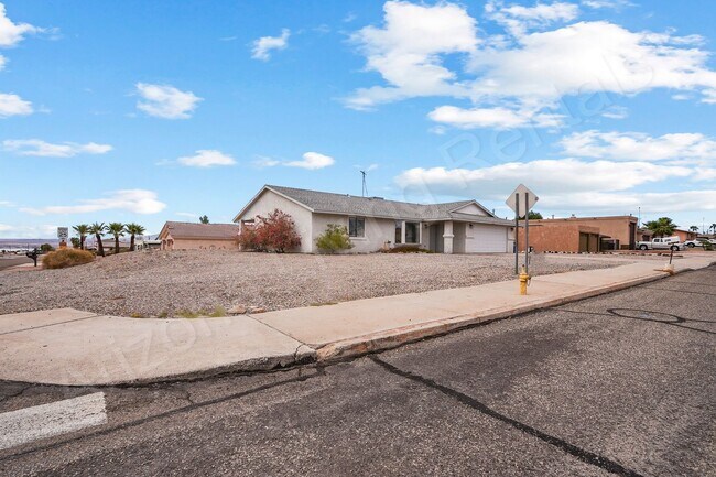 Foto del edificio - 2699 Smoketree Ave N