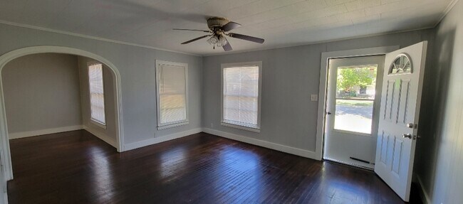 Building Photo - 206 Mistletoe Dr