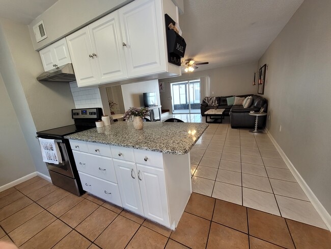 Kitchen - 11922 Congressional Dr