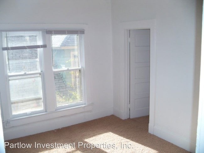 Building Photo - 346-348 800 E