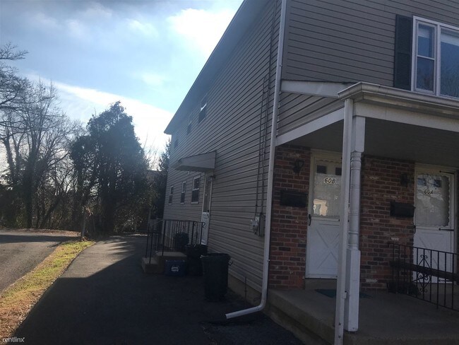 Building Photo - 2 br, 1 bath House - 60B Byberry Rd
