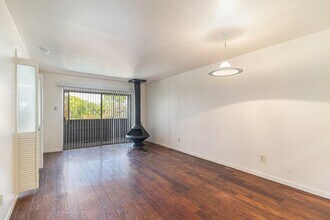 Building Photo - 3045 Walnut Bend Ln