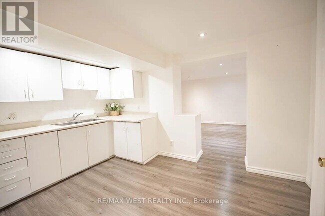 Photo du bâtiment - 235 Pleasant Ave