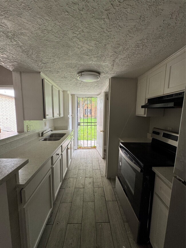 Foto del edificio - 8100 Leonora St