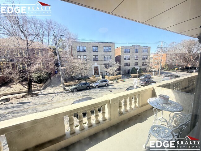 Building Photo - 239 Kelton St