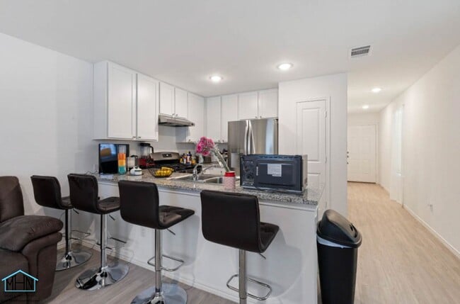 Building Photo - Incredible 3 bed/2.5 bath newer built home...