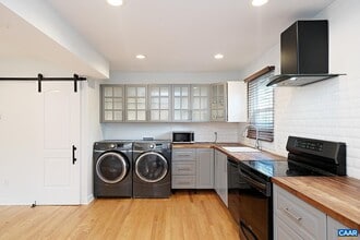 Building Photo - 800 Blenheim Ave