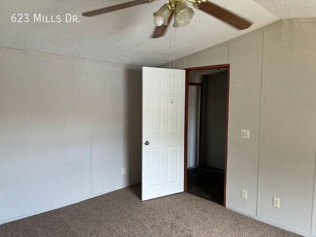 Foto del edificio - 623 N Mills Dr
