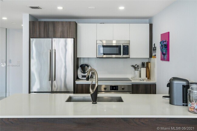 Foto del edificio - 488 NE 18th St