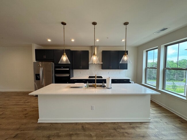 Building Photo - Stylish 3 Bed 2.5 Bath Interior Townhome I...