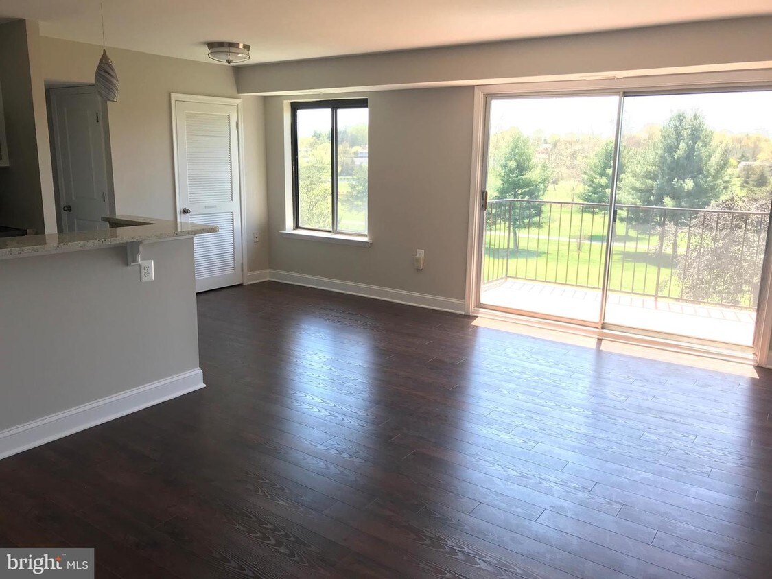 125 Clubhouse Dr SW Unit 9, Leesburg, VA 20175 Condo for Rent in