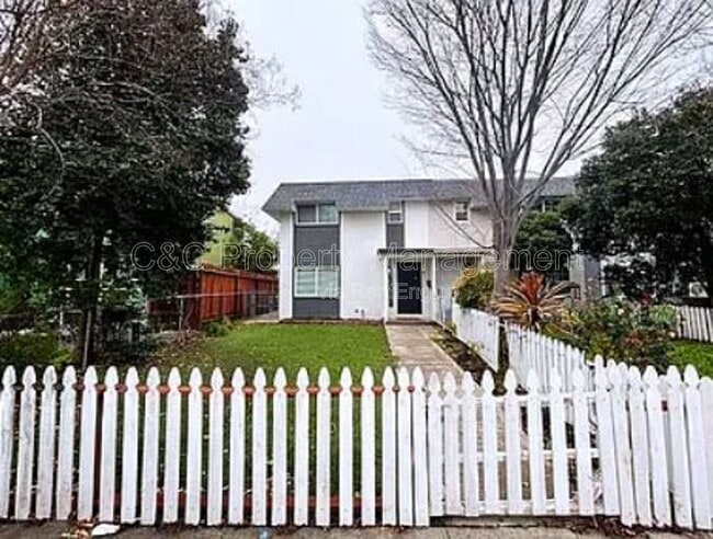 Building Photo - 969 Palm Cir