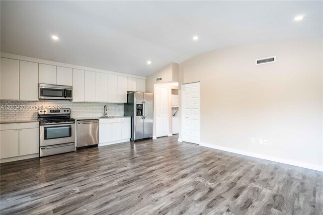 Foto del edificio - 2412 NE 26th St