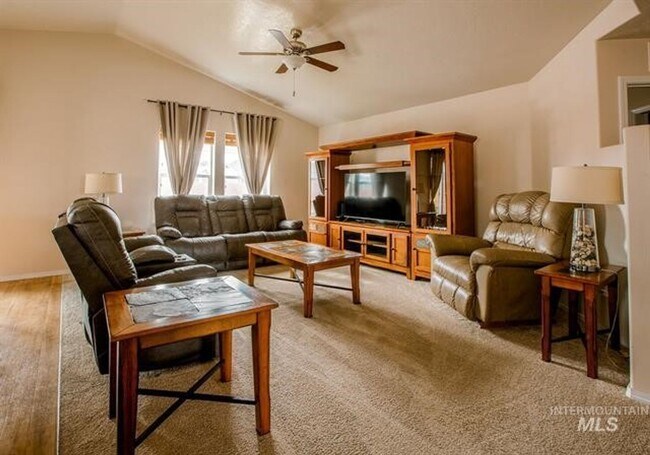Foto del edificio - Beautiful 3 bed 2 bath home in the perfect Boise area just off Five Mile Rd and Lake Hazel Rd
