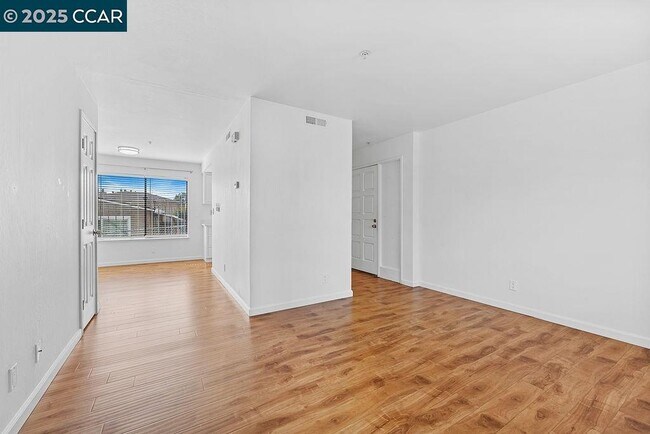 Foto del edificio - 16472 Foothill Blvd