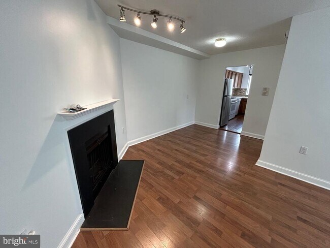 Foto del edificio - 3819 Davis Pl NW