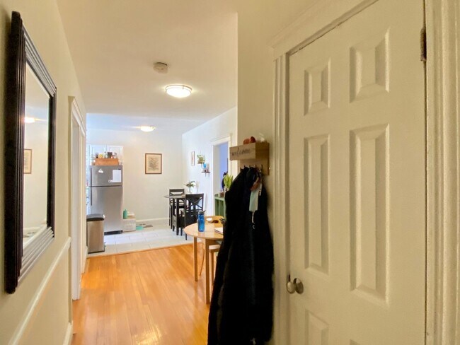 Building Photo - Nicely renovated 1 bed apartment available now or February 1!