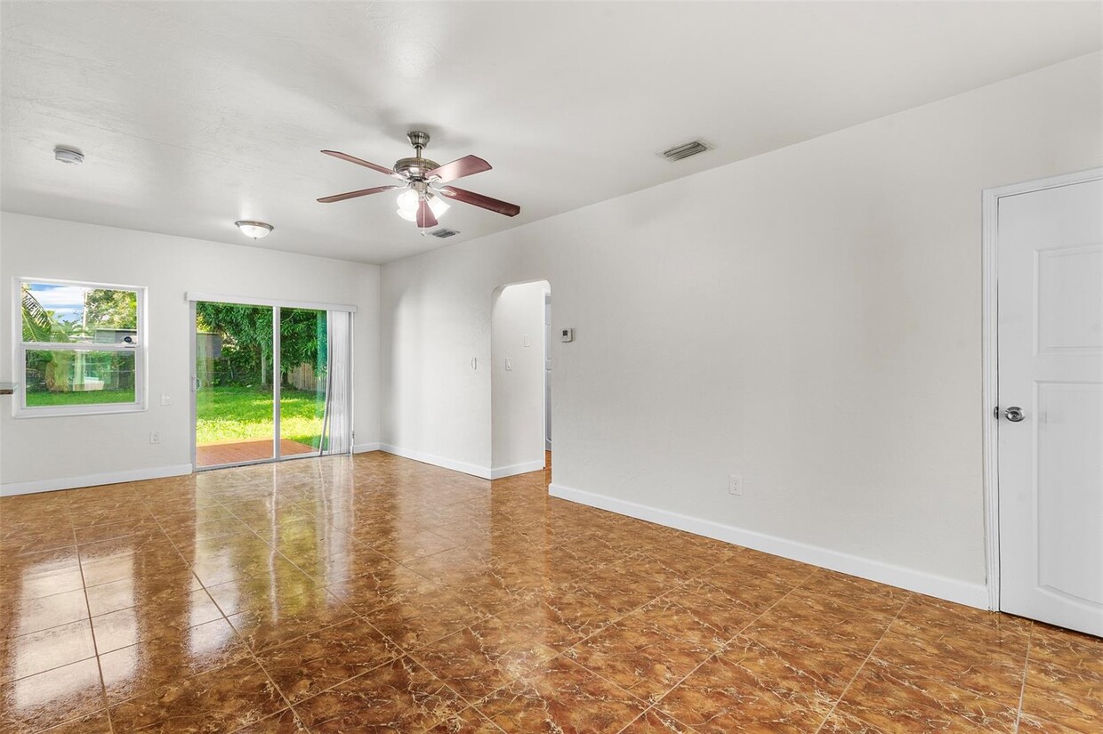 Foto principal - 2435 NE 183rd St