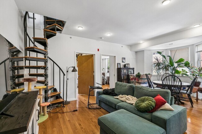 Foto del edificio - Well-maintained 2-bedroom, 1-bath bi-level apartment | Washington Square West