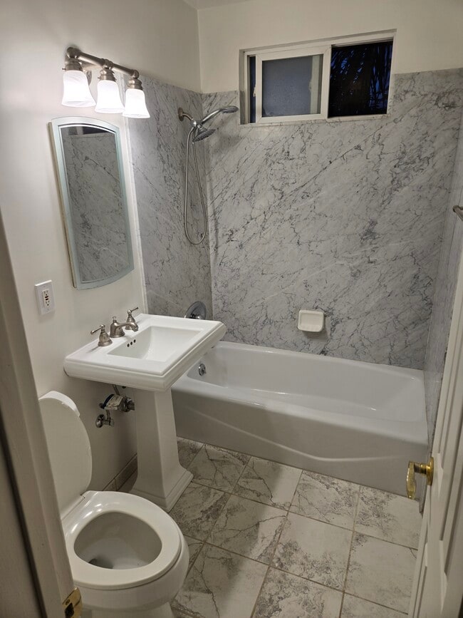 bath - 7637 N Claybeck Ave