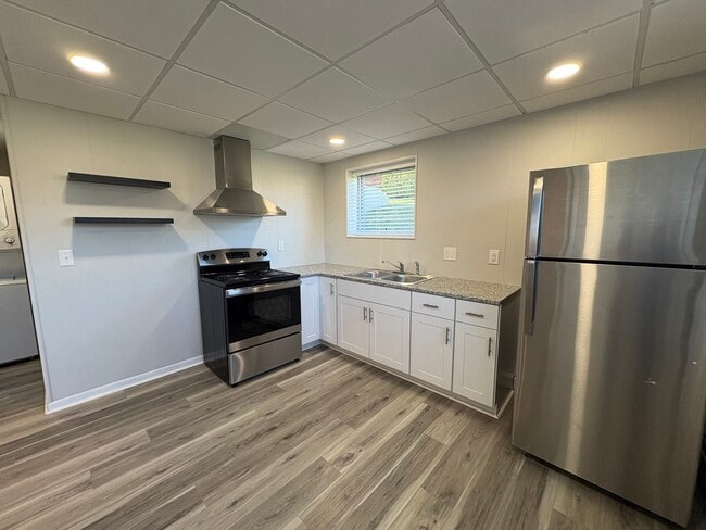 Building Photo - 211 Tulip Cir