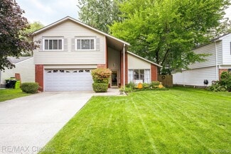 Building Photo - 24323 Pinecrest St