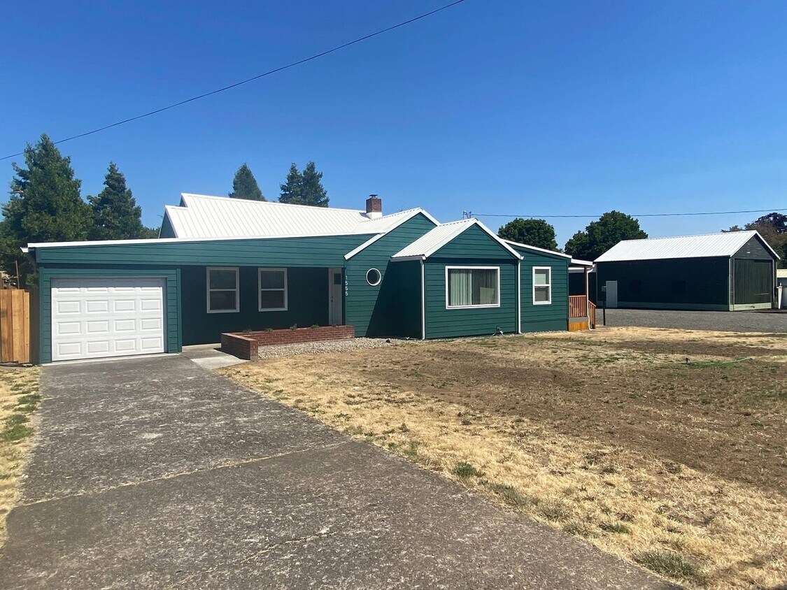 Foto principal - Gorgeous Fully Remodeled Three Bedroom Hom...