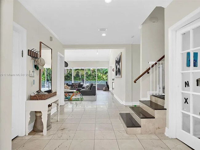 Building Photo - 5555 La Gorce Dr
