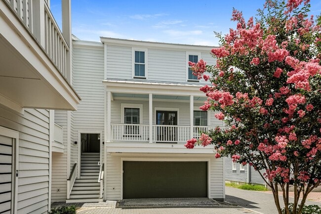 Luxury 2 Bed, 2.5 Bath Home with Two-Car Garage in Downtown Charleston - Luxury 2 Bed, 2.5 Bath Home with Two-Car Garage in Downtown Charleston