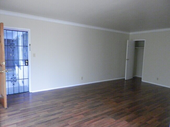 Building Photo - 1530 S Fairfax Ave