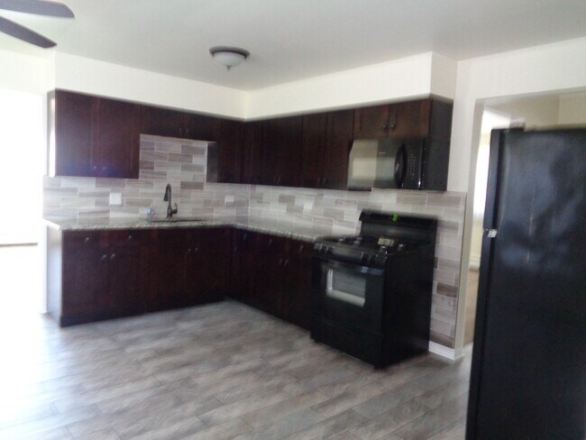 Foto del edificio - 9701 Ridgeland Ave