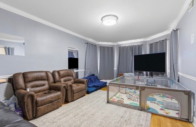 Foto del edificio - 6066 N Albany Ave