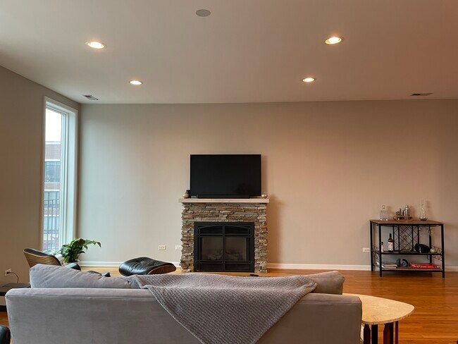 Living room - 2216 W North Ave