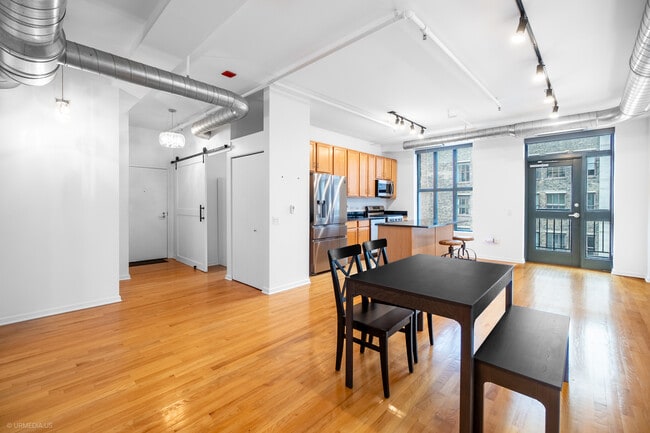 Building Photo - 6 E Monroe St