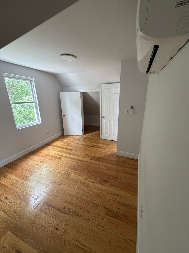 Building Photo - 2760 Bainbridge Ave